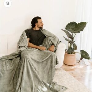 NWOT Classic Snee Blanket in Charcoal.